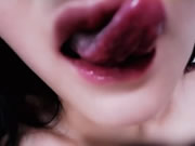 라이브 스트리밍하는 아시아계 창녀